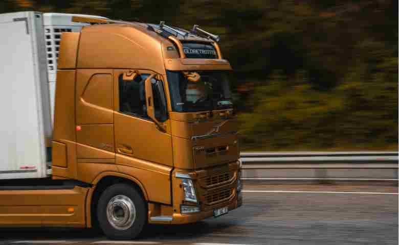 14 Essential Tips for Safely Transporting Heavy Machinery in Urban Areas