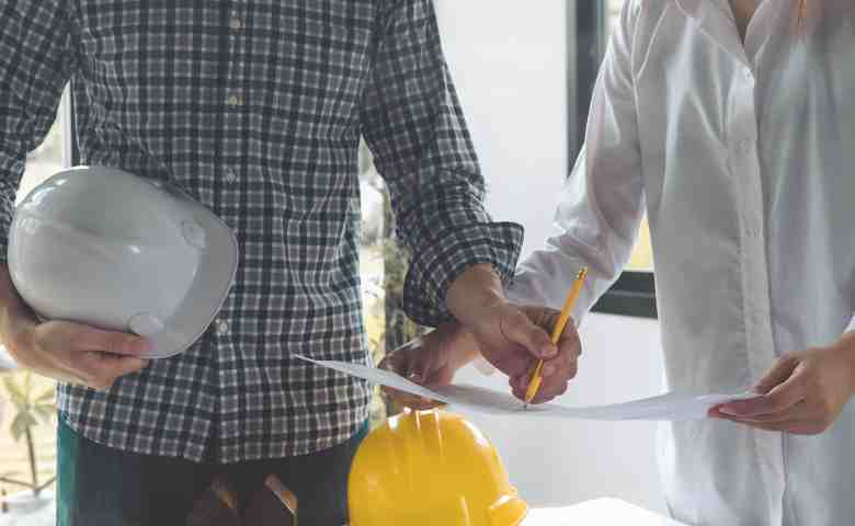 civil-engineer-mentor-on-site-discussion